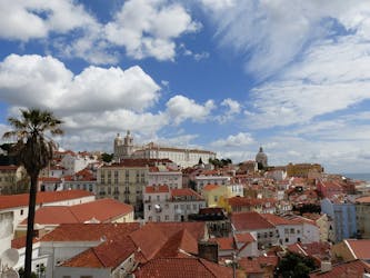 Passeio de tuk-tuk pela Lisboa antiga com degustação de comida